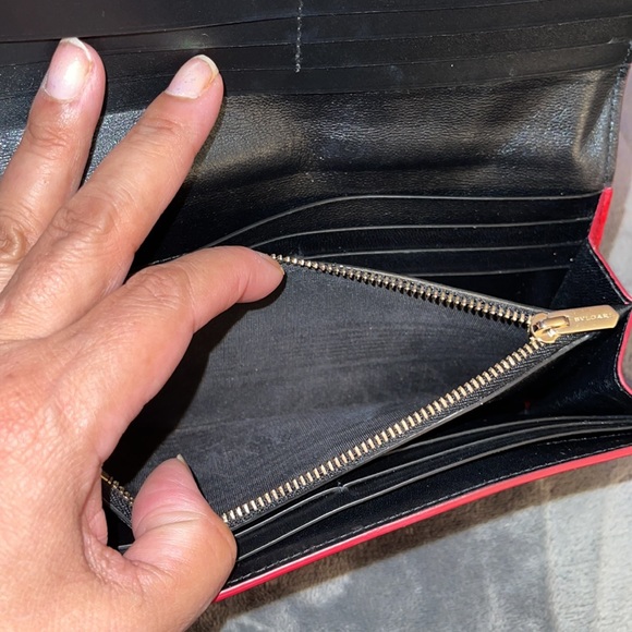 Bvlgari Preloved long wallet color redish with beautiful shine. Beautiful Wallet - Picture 11 of 17